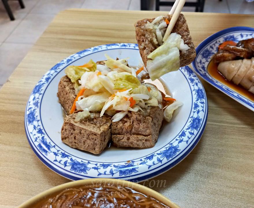 台南中西區國華街美食小吃【東山古腸新】招牌三寶古早味糯米大腸 炸肥腸 黑香腸 傳承30年好味道 - 第14張圖 台南臭豆腐