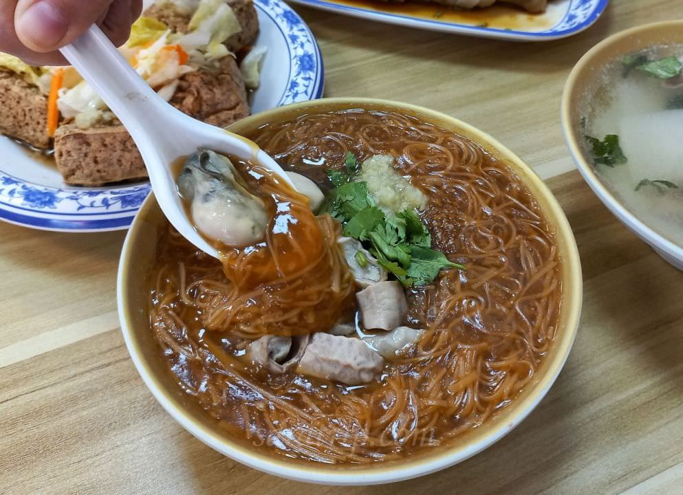 台南中西區國華街美食小吃【東山古腸新】招牌三寶古早味糯米大腸 炸肥腸 黑香腸 傳承30年好味道 - 第17張圖 國華街美食