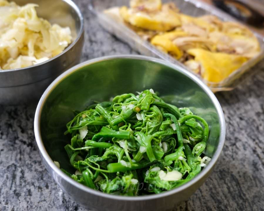 花蓮美食【單一純賣 雞湯小卷米粉】擁有高人氣高評價 花蓮人氣排隊美食 - 第11張圖 【單一純賣 雞湯小卷米粉】 龍鬚菜