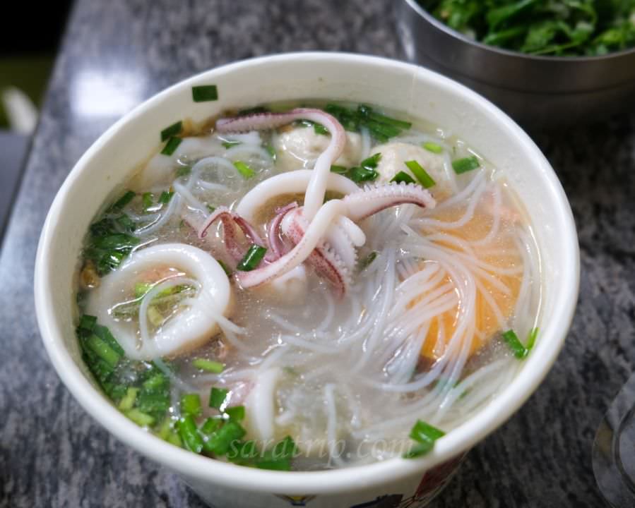 花蓮美食【單一純賣 雞湯小卷米粉】擁有高人氣高評價 花蓮人氣排隊美食 - 第2張圖 雞湯小卷米粉