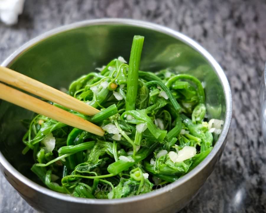 花蓮美食【單一純賣 雞湯小卷米粉】擁有高人氣高評價 花蓮人氣排隊美食 - 第12張圖 龍鬚菜