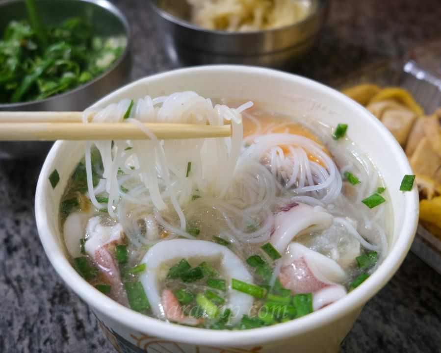花蓮美食【單一純賣 雞湯小卷米粉】擁有高人氣高評價 花蓮人氣排隊美食 - 第7張圖 小卷米粉