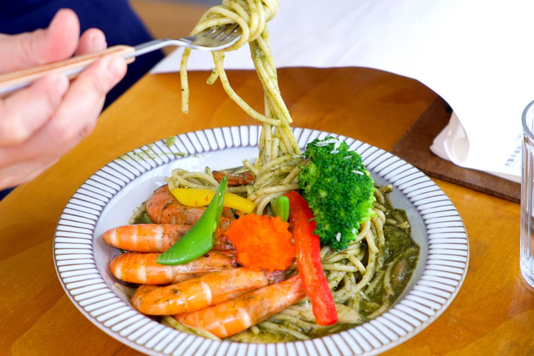 嘉義美食推薦|養牛人家早午餐下午茶親子寵物友善餐廳 - 第13張圖 青醬鮮蝦義大利麵/白蝦、魚卵、野菇、時蔬