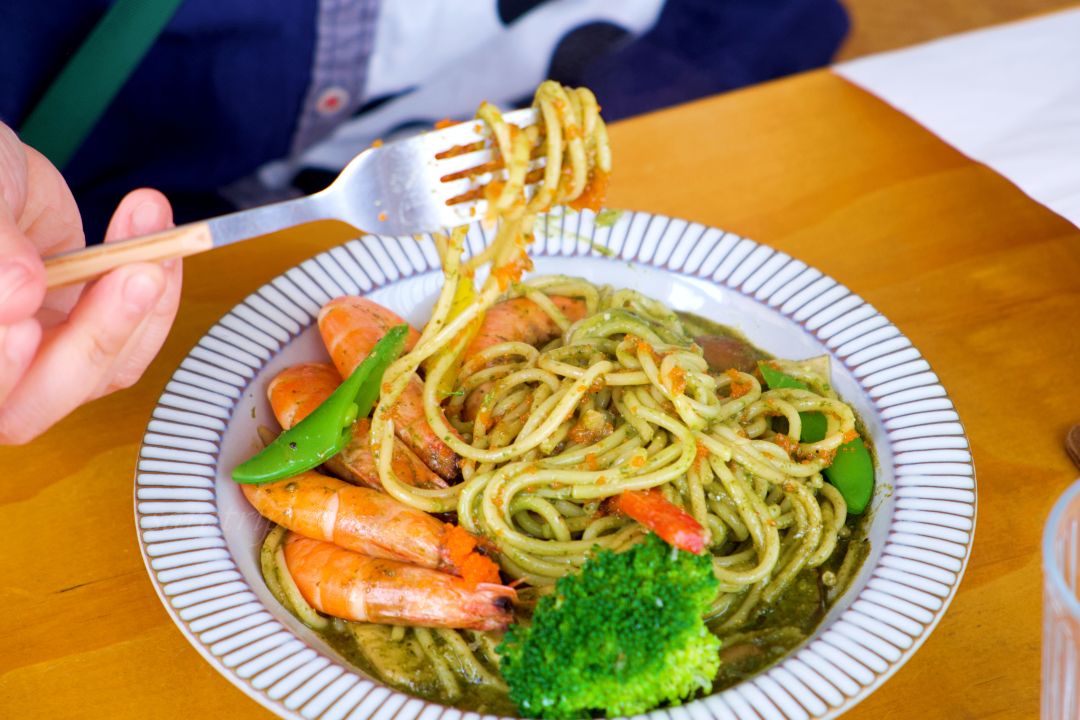 嘉義美食推薦|養牛人家早午餐下午茶親子寵物友善餐廳 - 第14張圖 青醬鮮蝦義大利麵/白蝦、魚卵、野菇、時蔬